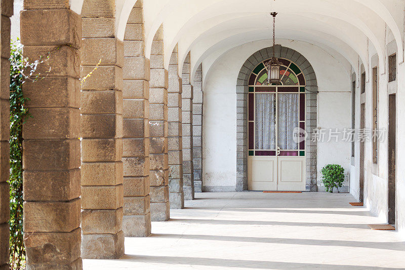 在贝尔加莫的Citta Alta的拱廊和门的背景